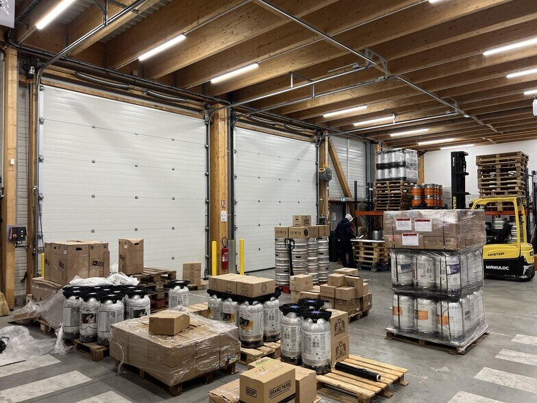 Flex in Romainville for lease - Interior Photo - Image 2 of 10