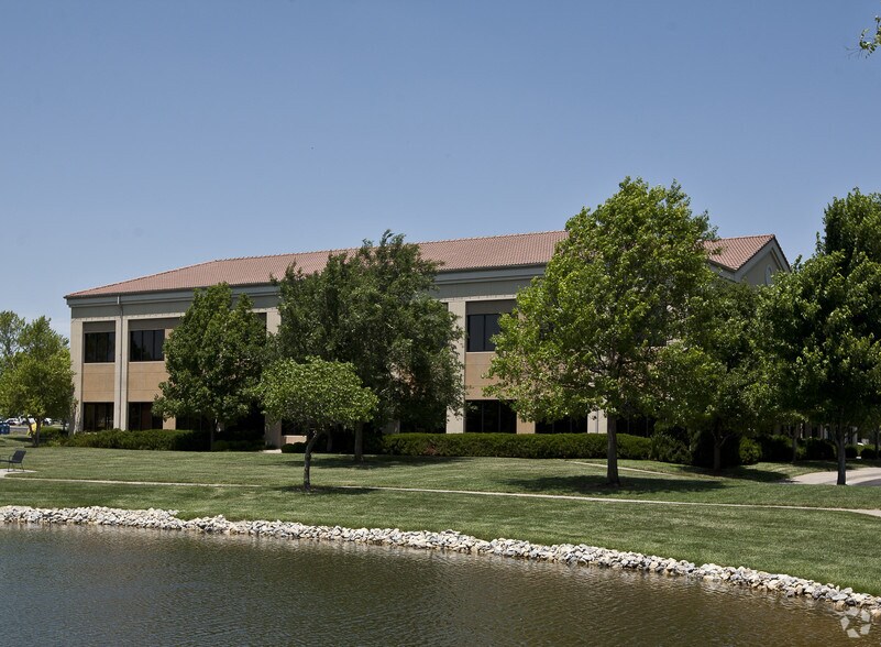 8415 E 21st St N, Wichita, KS à vendre - Photo du bâtiment - Image 3 de 13