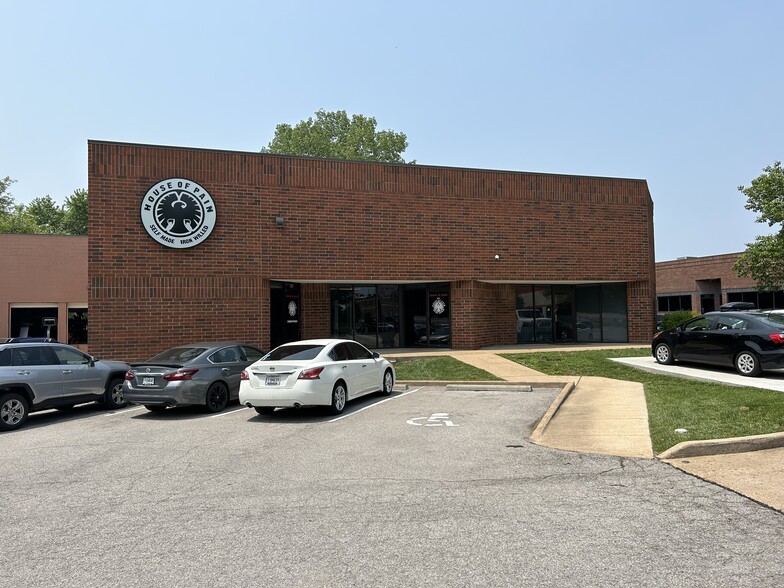 251-253 Chesterfield Industrial Blvd, Chesterfield, MO for lease - Building Photo - Image 3 of 33