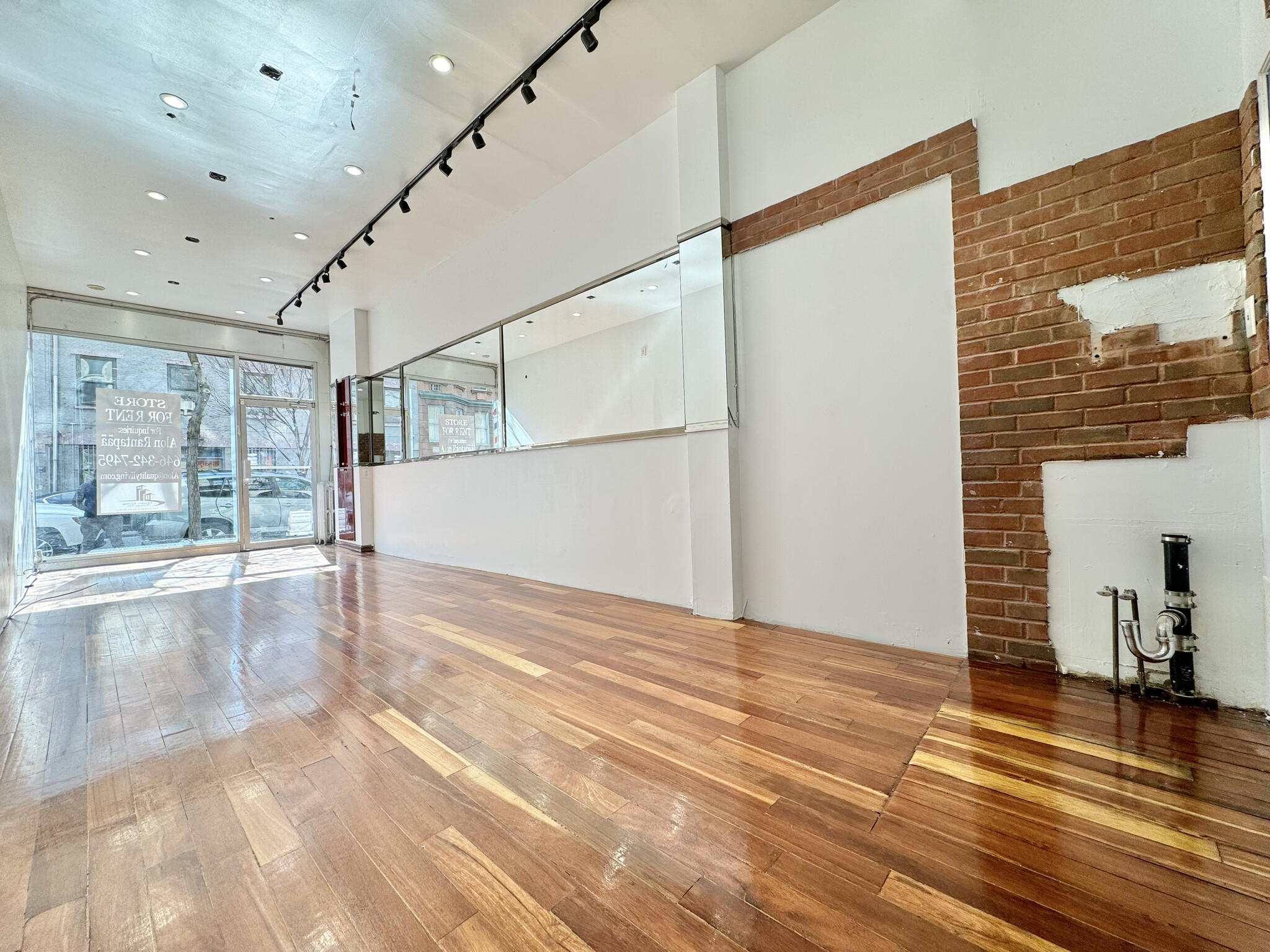 216-222 Eighth Ave, New York, NY for lease Interior Photo- Image 1 of 8