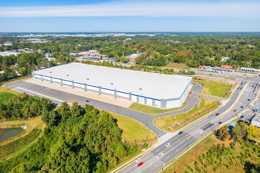 100 Guilford College Rd, Greensboro, NC à louer - Photo du bâtiment - Image 2 de 7