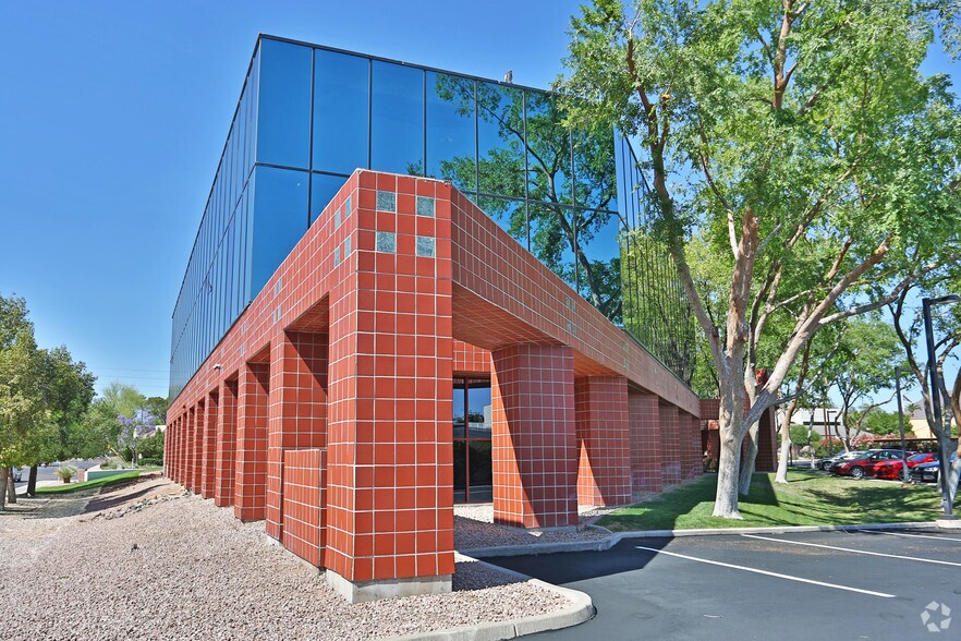 2601 E Thomas Rd, Phoenix, AZ à louer - Photo du bâtiment - Image 2 de 7