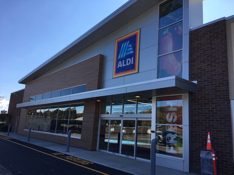 560 Harry L Dr, Johnson City, NY à louer - Photo du bâtiment - Image 3 de 4