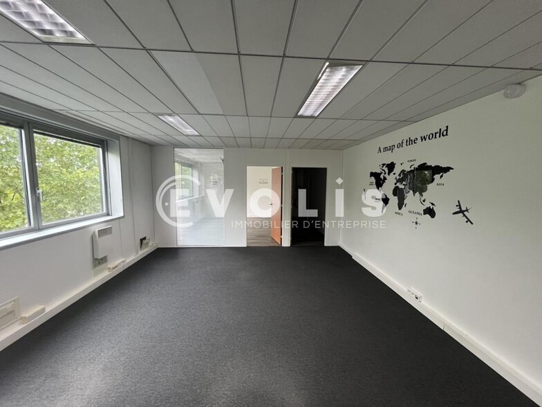 Office in Noisy-le-Grand for lease - Interior Photo - Image 1 of 8