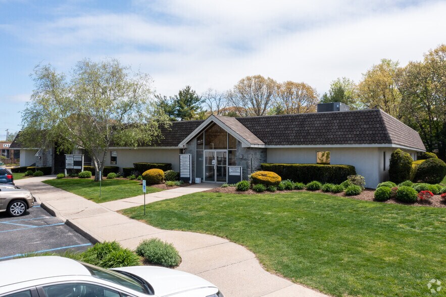 887 Old Country Rd, Riverhead, NY à vendre - Photo du bâtiment - Image 1 de 4