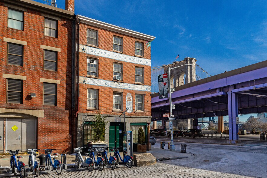 45 Peck Slip, New York, NY for lease - Building Photo - Image 2 of 4