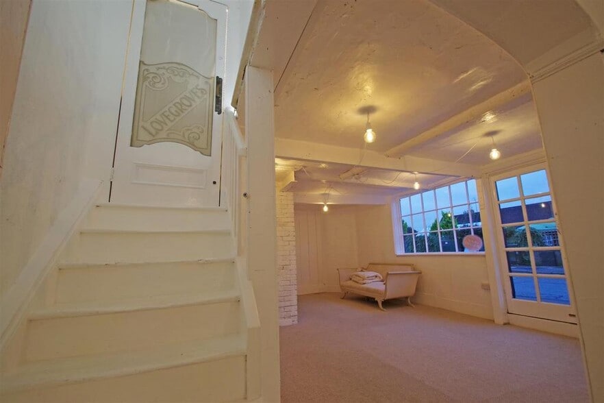 24 St. Marys St, Wallingford for sale - Interior Photo - Image 2 of 49