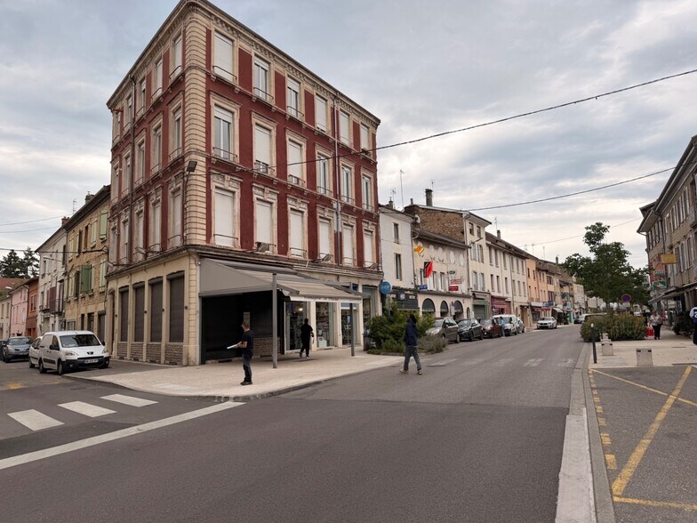 Retail in Bourgoin Jallieu for lease - Building Photo - Image 1 of 8