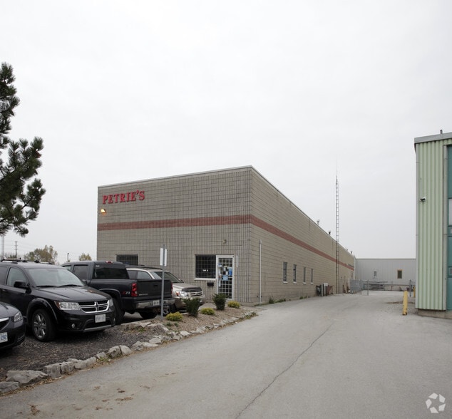 740 Weller Crt, Oakville, ON à vendre - Photo du bâtiment - Image 2 de 5