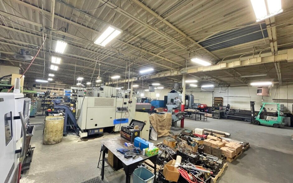 15642 Common Rd, Roseville, MI à vendre - Photo du bâtiment - Image 3 de 7