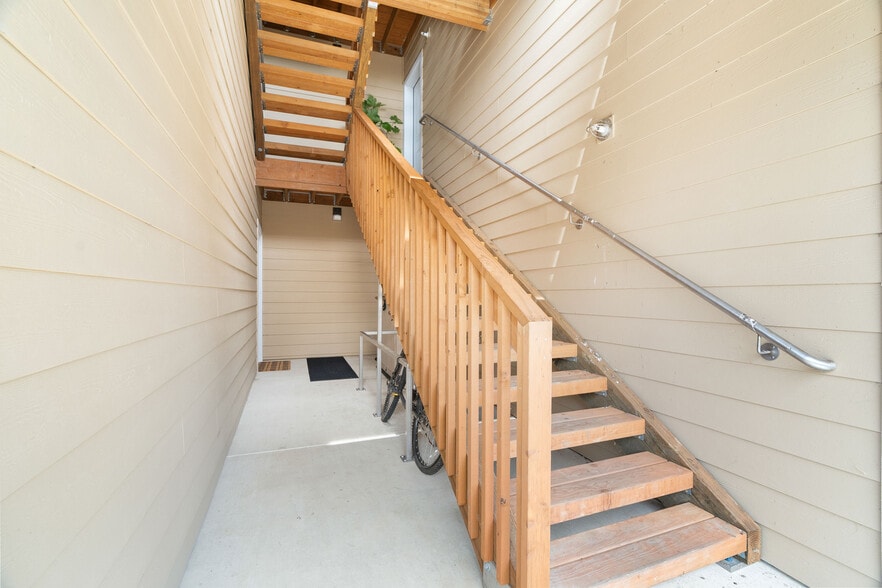 Garibaldi Apartment Portfolio portfolio of 3 properties for sale on LoopNet.ca - Building Photo - Image 3 of 19