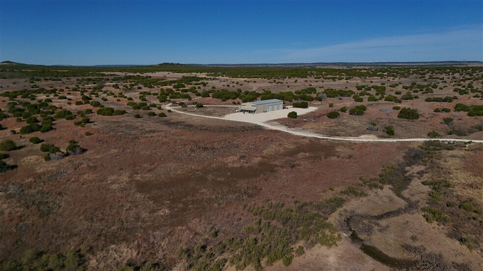 1684 County Road 2234, Lampasas, TX à vendre - Photo du bâtiment - Image 2 de 53