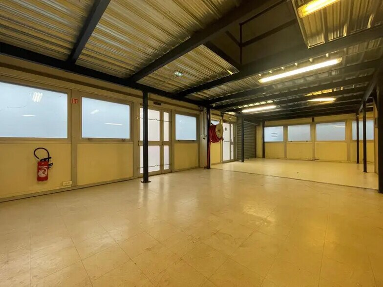 Local d'activités dans Montigny-le-Bretonneux à vendre - Photo intérieure - Image 3 de 8