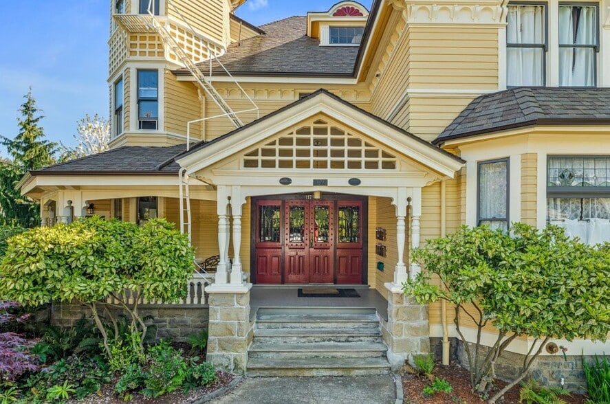 1171 Rockland Av, Victoria, BC for sale - Primary Photo - Image 1 of 9