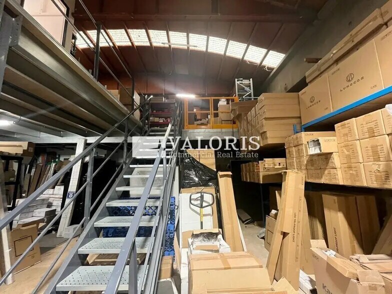 Local d'activités dans Saint-Priest à vendre - Photo du bâtiment - Image 3 de 12