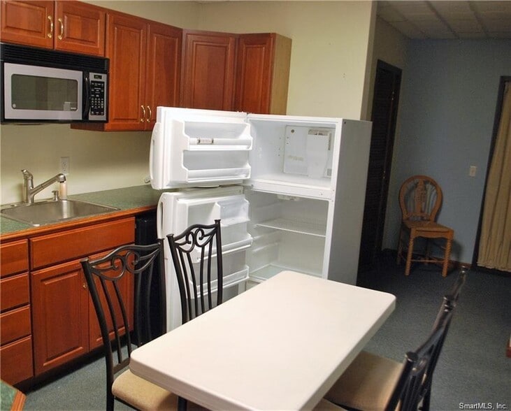 20 S Anguilla Rd, Pawcatuck, CT for sale - Interior Photo - Image 2 of 16
