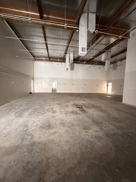 7931 Deering Ave, Canoga Park, CA à vendre - Photo du bâtiment - Image 3 de 15