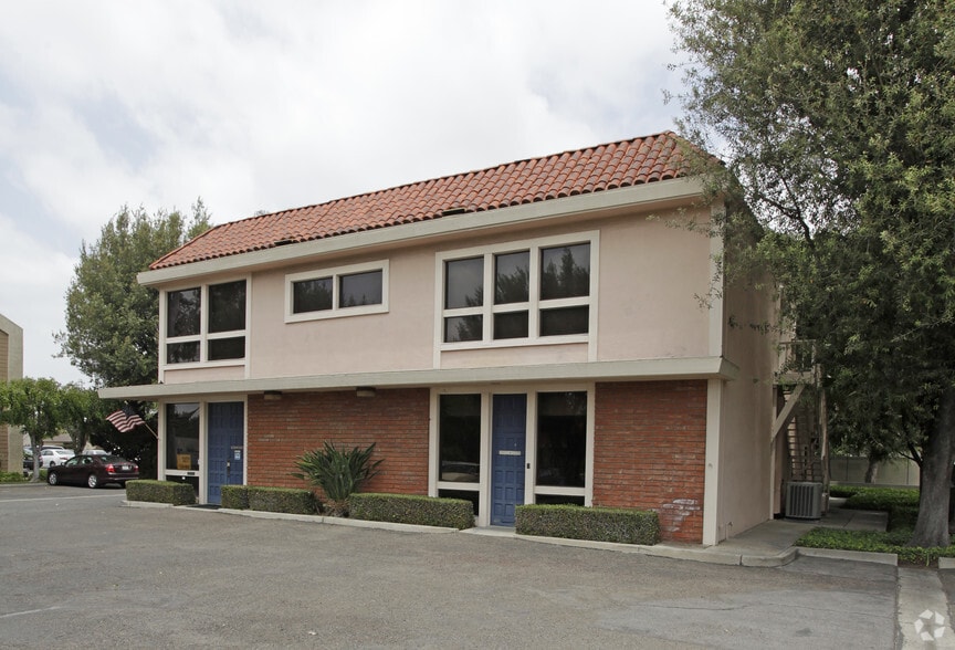 1015 E Chapman Ave, Fullerton, CA à louer - Photo du bâtiment - Image 2 de 2