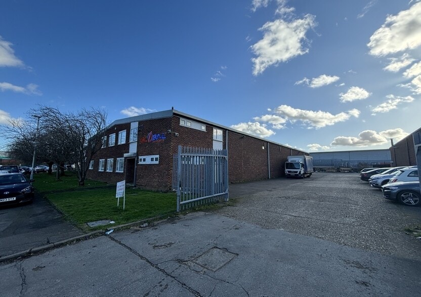 25-27 Bilton Way, Luton for lease - Building Photo - Image 2 of 2