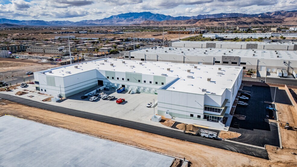 7610 W Warm Springs Rd, Las Vegas, NV à louer - Photo du bâtiment - Image 3 de 6