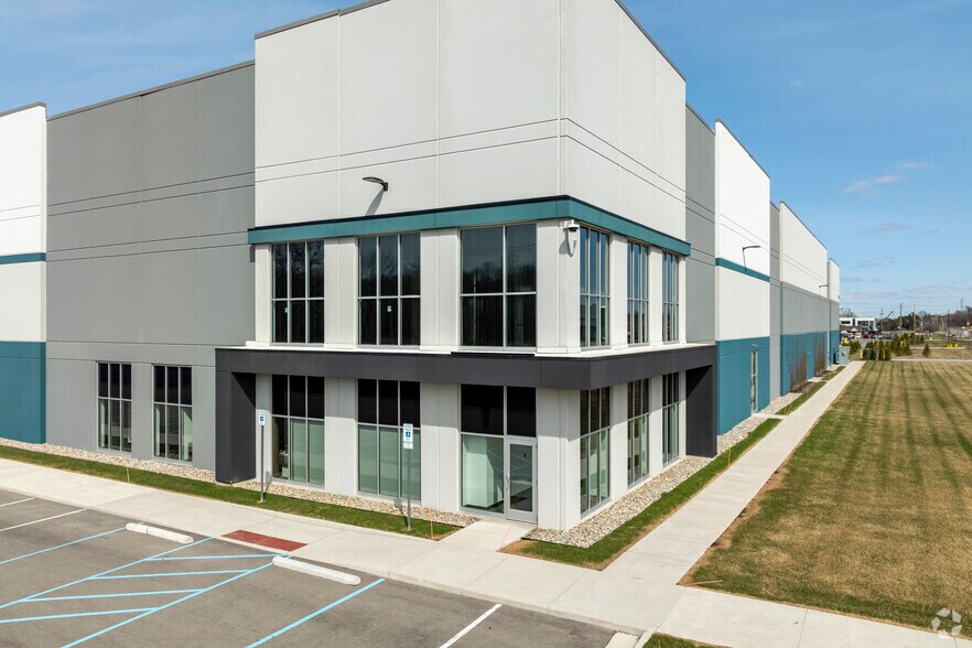 10035 Assembly Park Dr, Wixom, MI à louer - Photo du bâtiment - Image 2 de 5