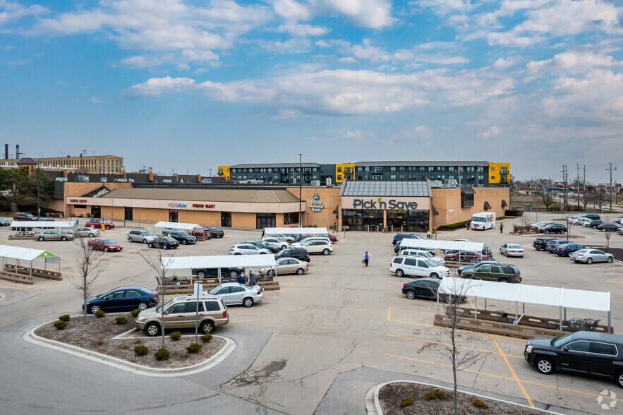 6743 W Greenfield Ave, West Allis, WI à louer - Photo du bâtiment - Image 2 de 9