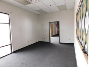 4830 W Oquendo Rd, Las Vegas, NV à louer Photo intérieure- Image 2 de 12