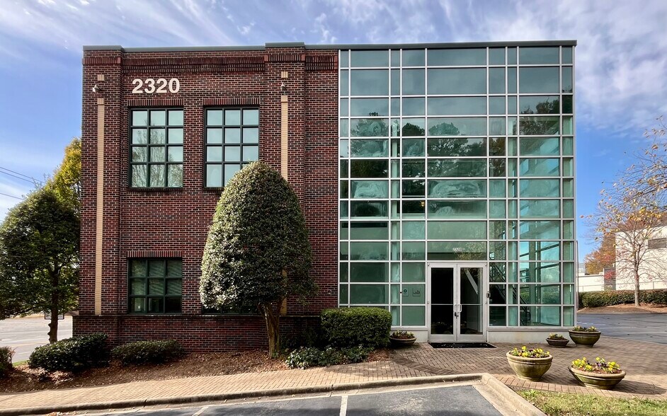 2320 W Morehead St, Charlotte, NC à louer - Photo du bâtiment - Image 2 de 15