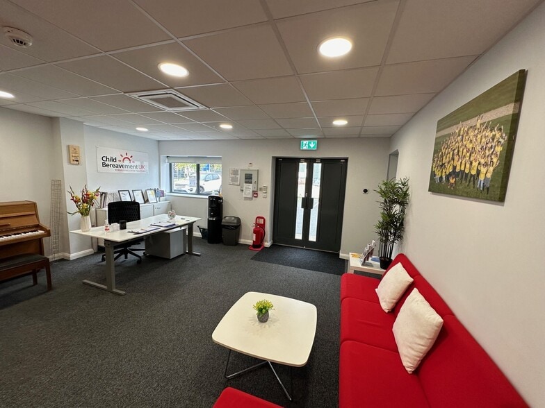 Units A & C Knaves Beech Way, Loudwater Way, High Wycombe for lease - Building Photo - Image 3 of 25