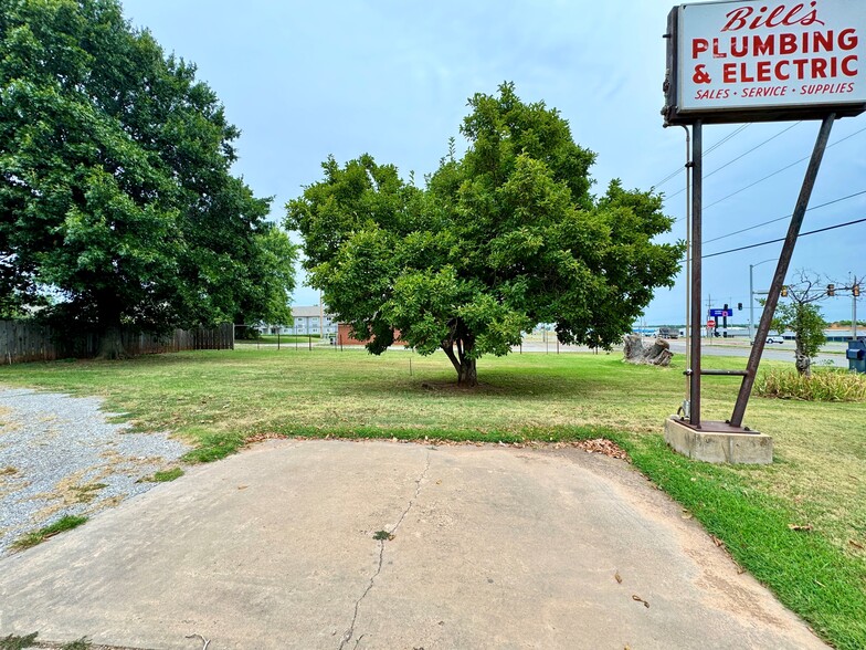 2804 S 4th St, Chickasha, OK for sale - Building Photo - Image 2 of 18