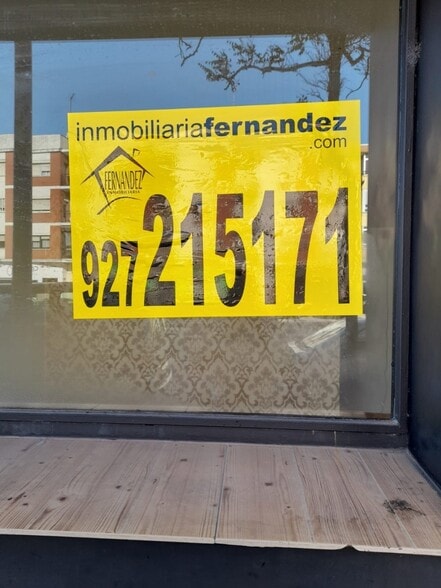 Retail in Cáceres for lease - Building Photo - Image 2 of 5