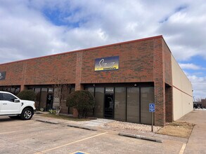 9515 E 51st St, Tulsa, OK for lease Interior Photo- Image 1 of 3