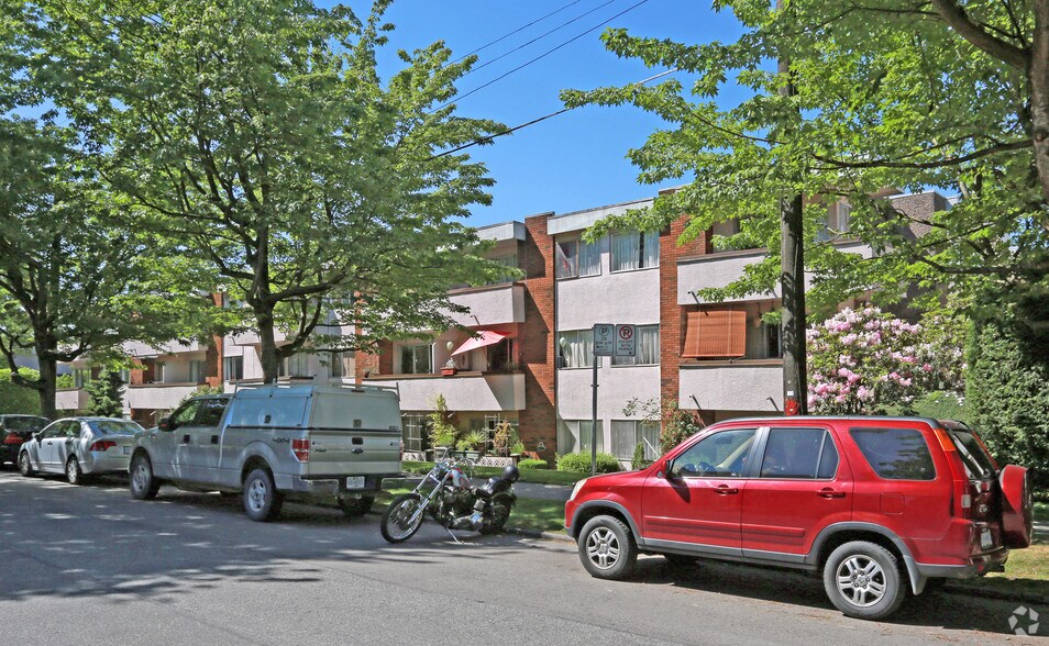 11 E 11th Ave, Vancouver, BC à vendre - Photo du bâtiment - Image 2 de 2