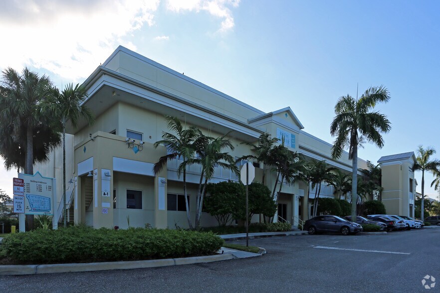 2753 Vista Pky, West Palm Beach, FL à vendre - Photo du bâtiment - Image 3 de 6