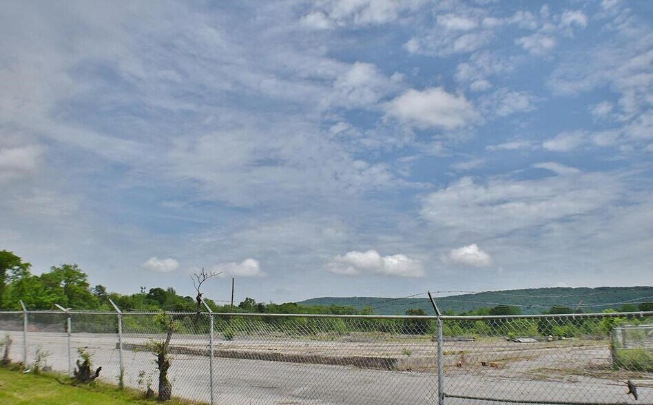 13111 Memorial Pky SW, Huntsville, AL à louer - Photo du bâtiment - Image 3 de 6