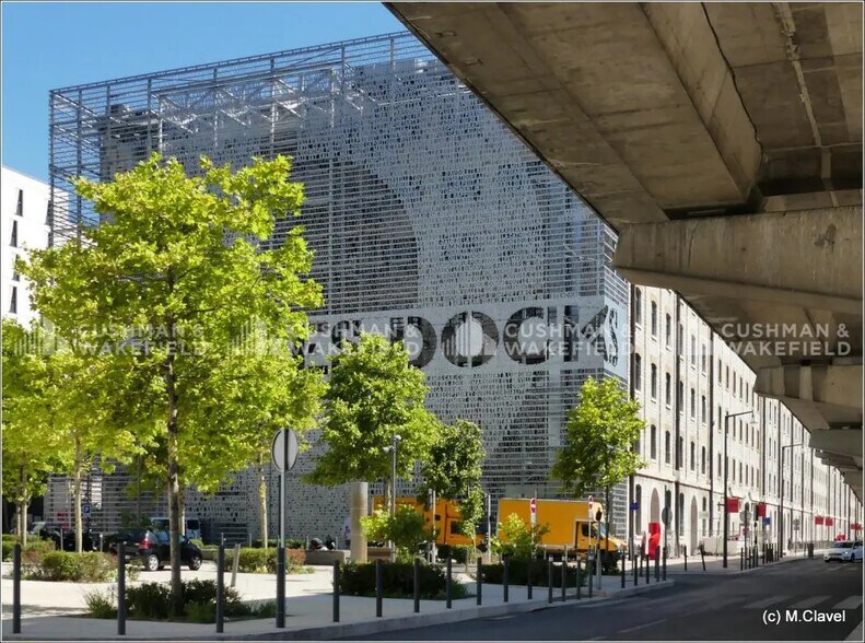 10 Place De La Joliette, Marseille à louer - Photo du bâtiment - Image 3 de 35