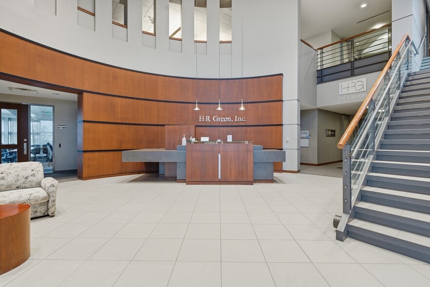 8710 Earhart Ln Sw, Cedar Rapids, IA for sale - Interior Photo - Image 3 of 20