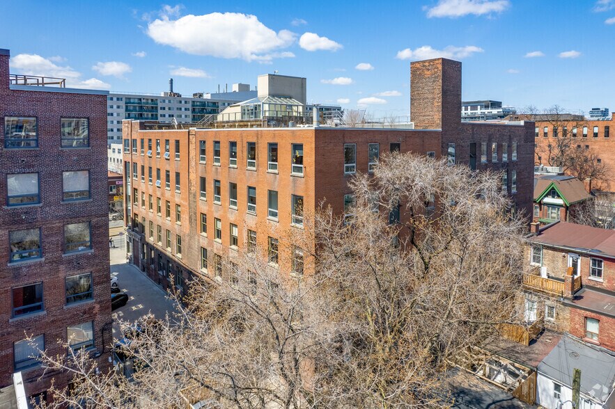 215 Spadina Ave, Toronto, ON à louer - Photo du bâtiment - Image 3 de 15