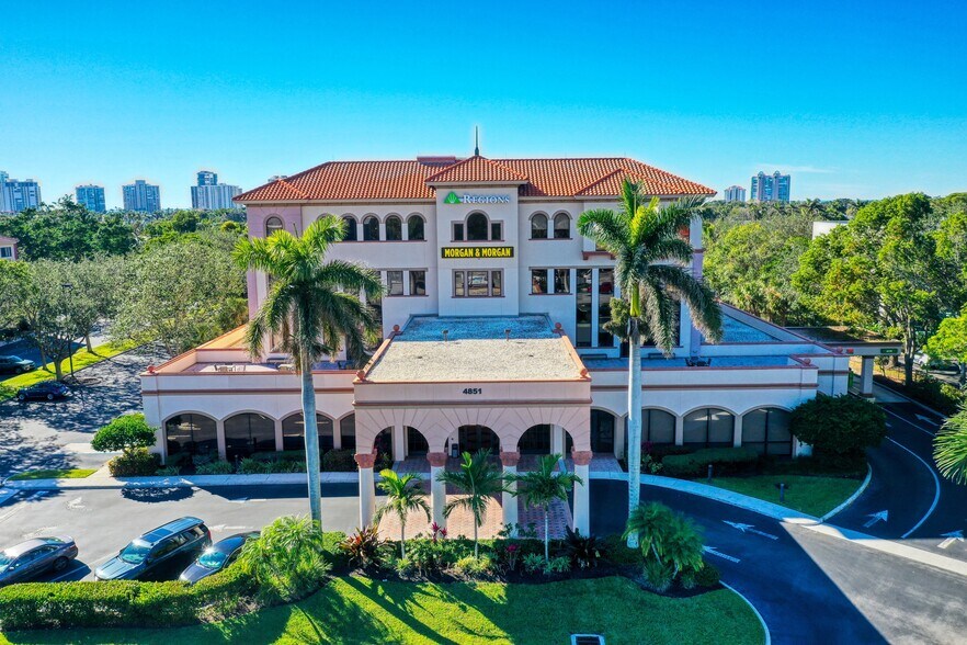 4851 Tamiami Trl N, Naples, FL à louer - Photo du bâtiment - Image 2 de 7