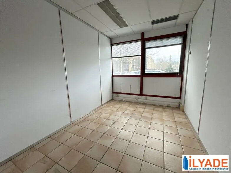 Office in Meyreuil for lease - Interior Photo - Image 3 of 5