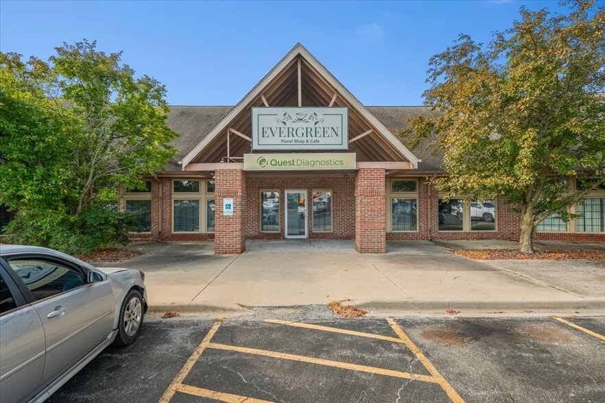 3111-3131 Robbins Rd, Springfield, IL for lease - Building Photo - Image 3 of 4