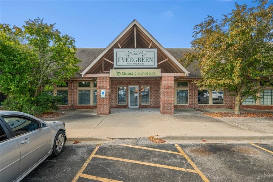 3111-3131 Robbins Rd, Springfield, IL à louer - Photo du bâtiment - Image 3 de 4
