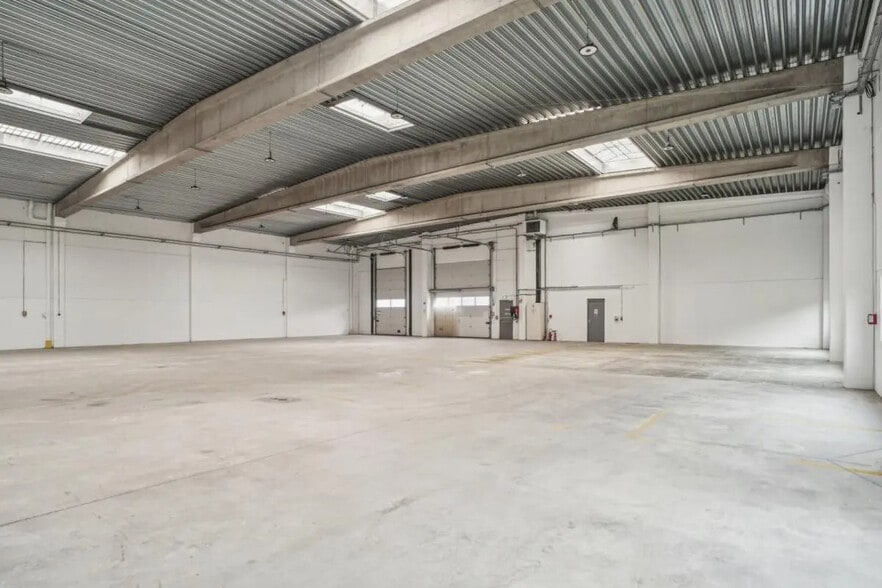 Office in Chilly-Mazarin for lease - Interior Photo - Image 3 of 13