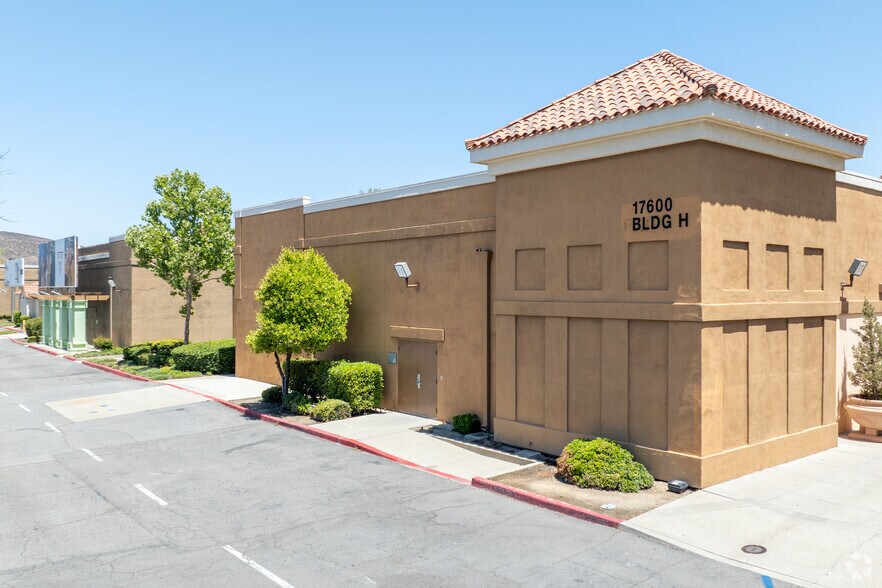 17600 Collier Ave, Lake Elsinore, CA à vendre - Photo du bâtiment - Image 2 de 4