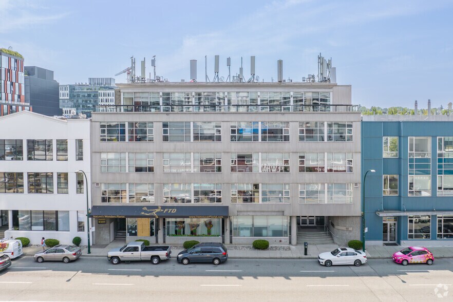56-60 E 2nd Ave, Vancouver, BC à louer - Photo du bâtiment - Image 1 de 8
