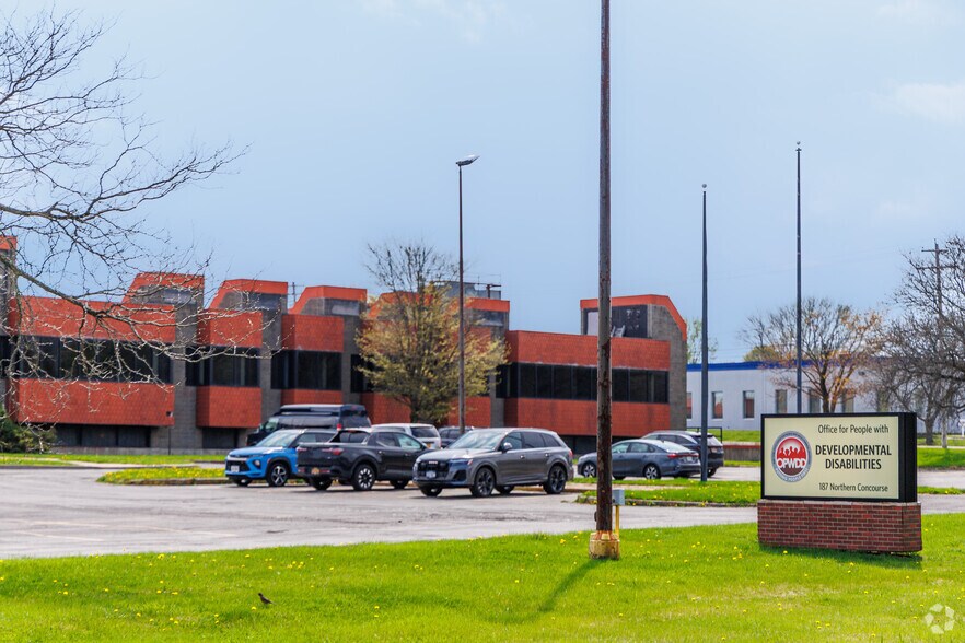 187 N Concourse, North Syracuse, NY à louer - Photo du bâtiment - Image 2 de 4