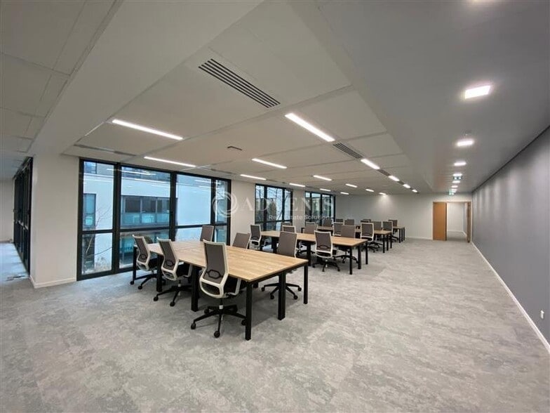 Coworking Space in Maisons-Alfort for lease - Interior Photo - Image 1 of 6