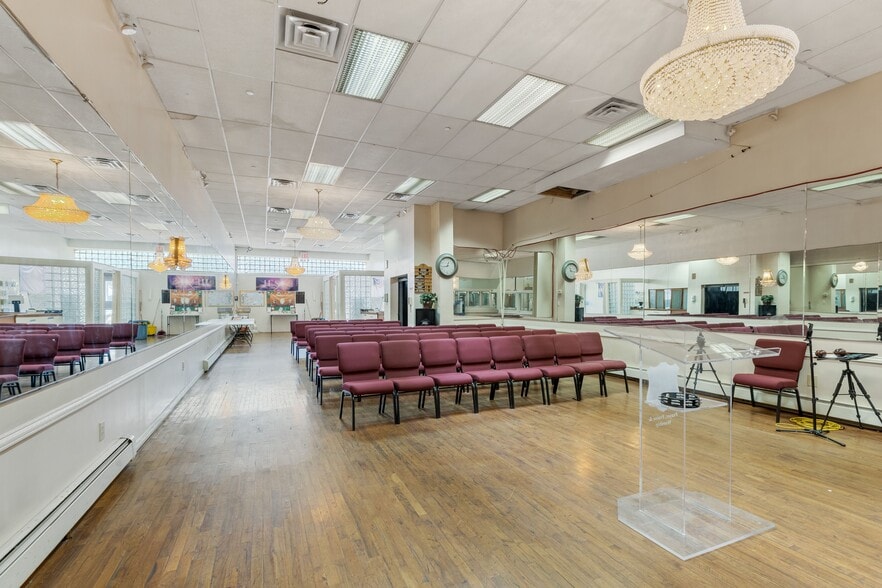 130 Watkins St, Brooklyn, NY for sale - Building Photo - Image 2 of 11