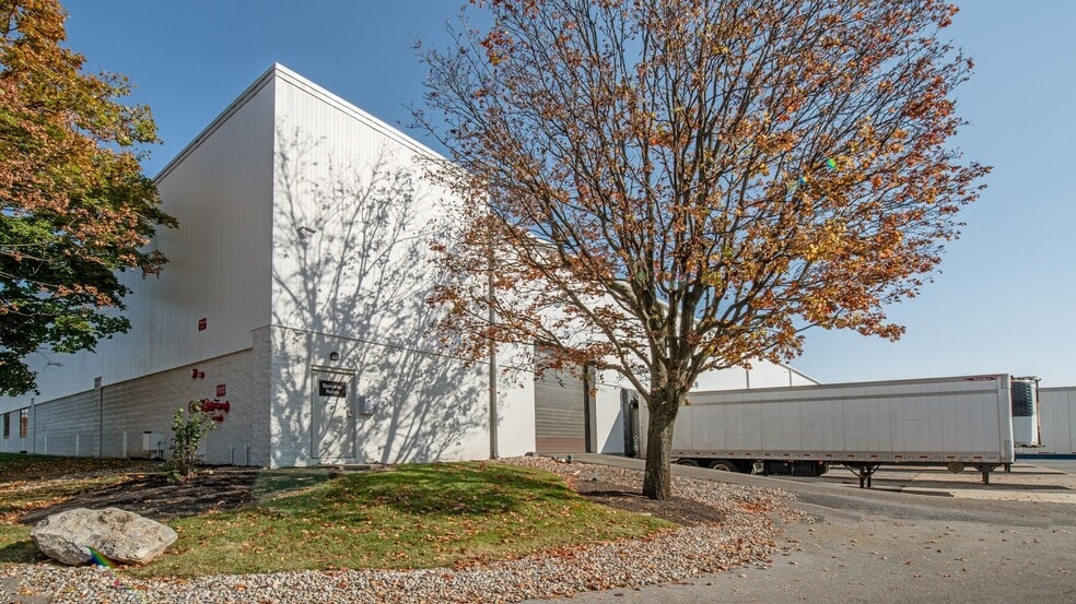 6390 Hedgewood Dr, Allentown, PA for lease - Building Photo - Image 2 of 4
