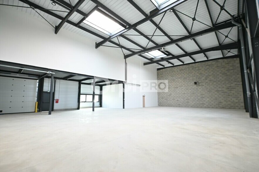 Flex dans Colombier-Saugnieu à louer - Photo du bâtiment - Image 2 de 8
